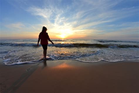 Gambar Alam Pasir Lautan Horison Awan Wanita Matahari Terbit Matahari Terbenam Sinar