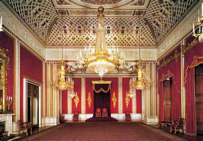 Buckingham palace's majestic throne room is a favourite with visitors. Brytyjska Rodzina Królewska: Pałac Buckingham