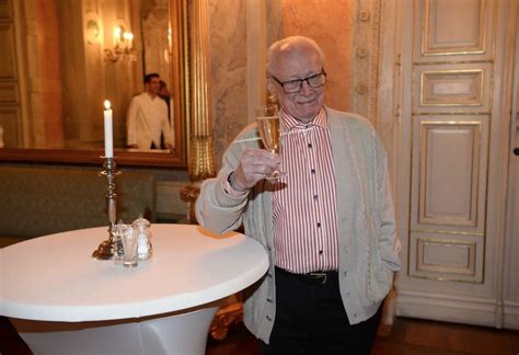 Jan malmsjö återvänder till nöjesteatern i malmö. Janne Malmsjö tackar nej till längre intervjuer under ...
