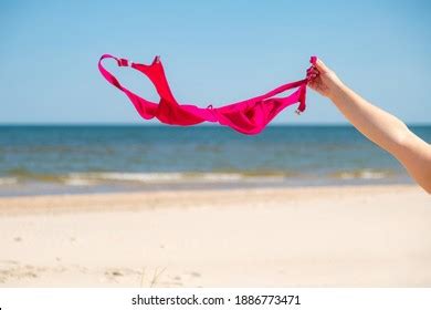 fotos de Woman taking off bikini Fotos imágenes y otros productos fotográficos de stock