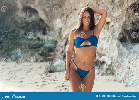 Sexy Brunette M Dchen Im Blauen Badeanzug Nimmt Nahe Felsen Auf Strand