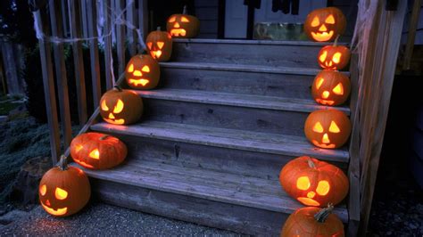 Download Wallpaper 1600x900 Halloween Holiday Pumpkin Stairs Porch