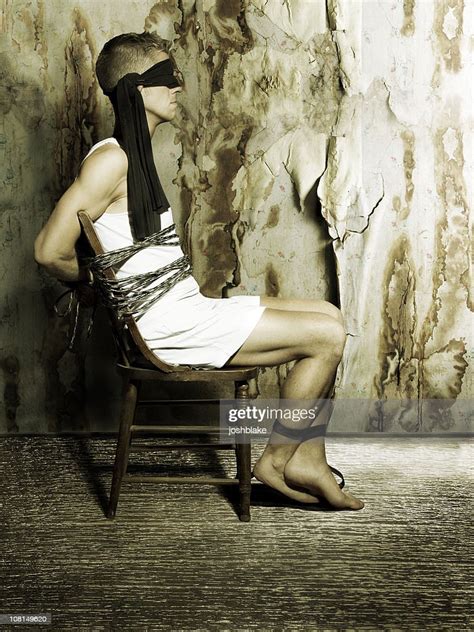 Blindfolded Homme Assis Dans Un Fauteuil Photo Getty Images