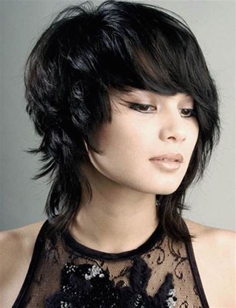 With this beautiful choppy medium layered hairstyle, you will add extra volume to your hair, creating an effortless, delightful look. 25 Layered Hairstyles Try To Everyday - Feed Inspiration