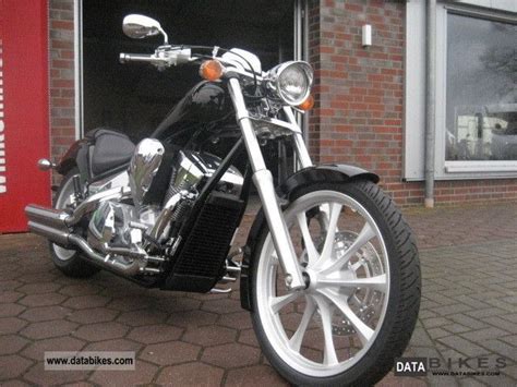 Motorcycling has never been about blending in or being one of the herd, and that's especially true in the world of cruisers and customs. 2011 Honda VTX-1300/Fury