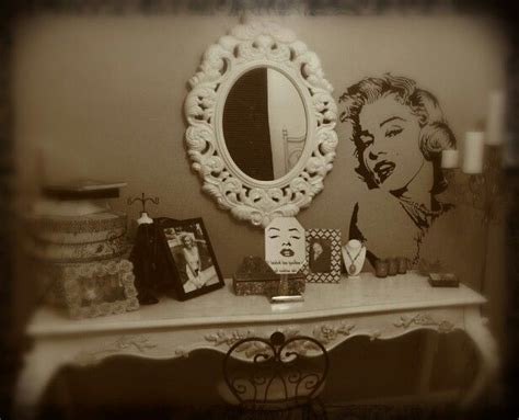 Her bedroom has a very elegant, romantic, marilyn monroe theme. Marilyn Monroe room theme. More recent photo . | Dressing ...