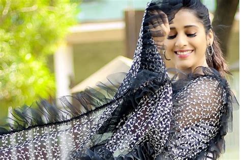 చీరలో రష్మీ గౌతమ్ హాట్ అందాలు Rashmi Gautam Looks Stunning In Her Black Saree Shares It On