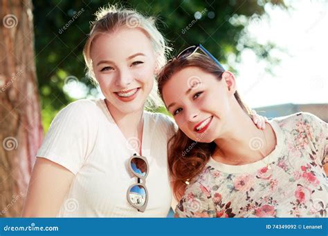 Zwei Junge Freundinnen Stockfoto Bild Von Mode Dame 74349092