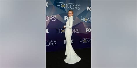Kelsea Ballerini Wears Shania Twains Iconic 1999 Grammy Dress To Acm