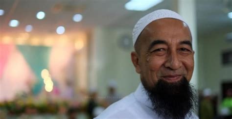 Diantarannya yang telah diriwayatkan oleh menantu nabi muhammad yaitu sayyidina ali bin abi thalib bahwa 27 KESALAHAN dalam membaca AL-FATIHAH.. NO 3 ini Perlu ...