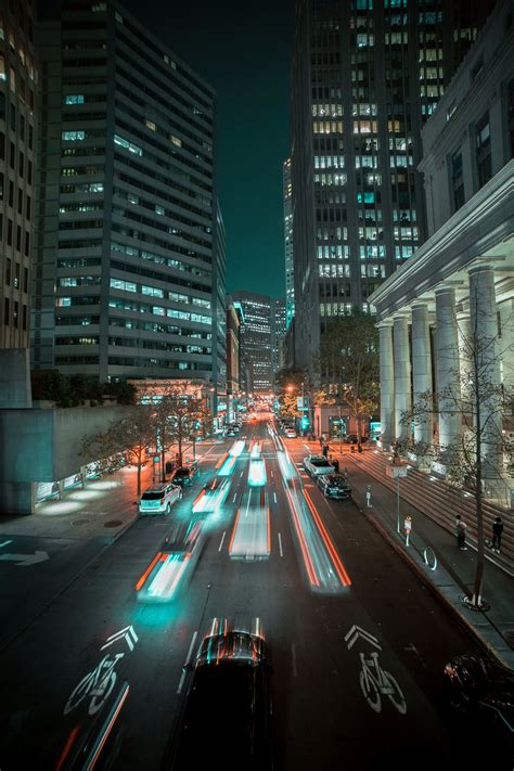 Auto Su Strada In Città Durante La Notte · Foto Gratuita