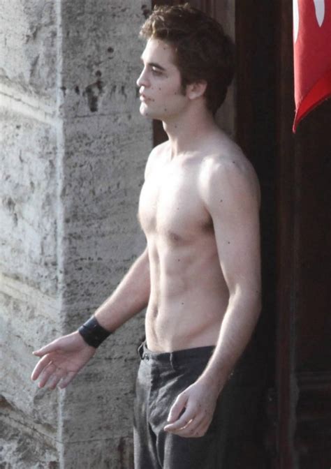 Robert Pattinson A Torso Nudo Durante Le Riprese Di New Moon Sul Set