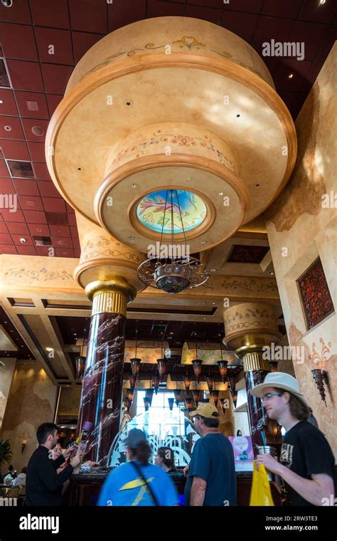 The Cheesecake Factory Interior Hi Res Stock Photography And Images Alamy