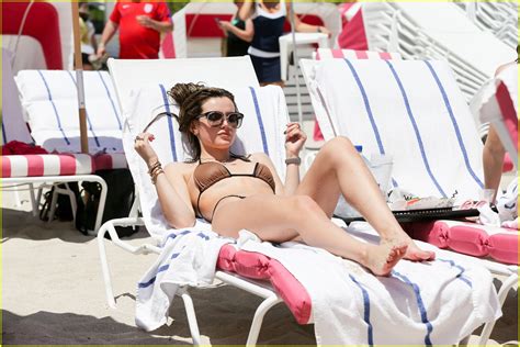 Bella Thorne Flaunts Bikini Bod On Beach In Miami Photo