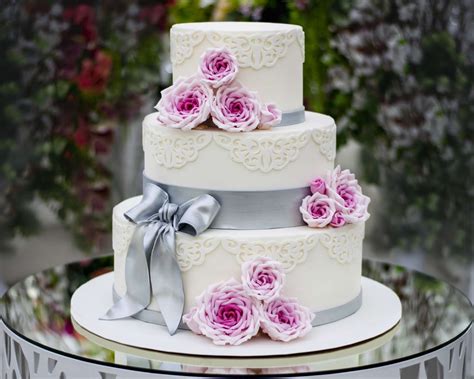 How To Bake And Decorate A 3 Tier Wedding Cake In 2020 Wedding Cake
