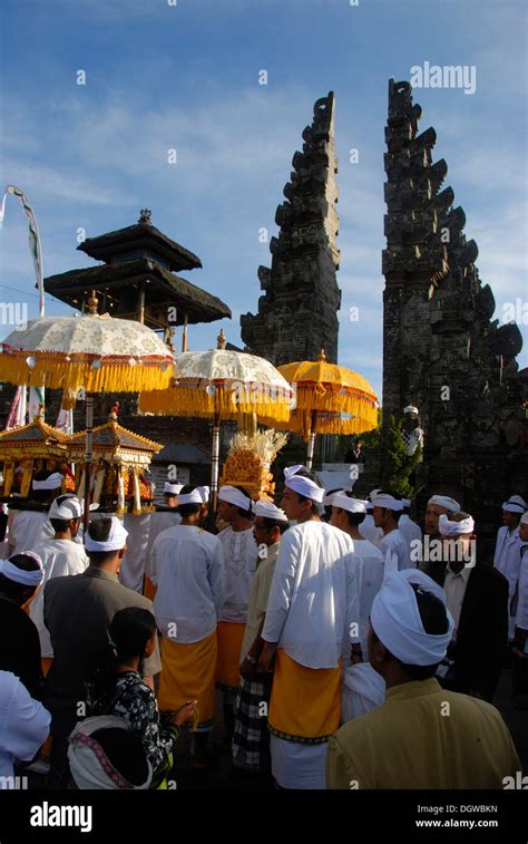 El Hinduismo Balinés La Recopilación De Los Creyentes Ceremonia