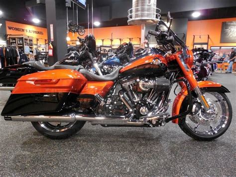 The classic has the timeless look you would expect from a harley when comparing the road king classic model to the custom, it all comes down to your needs. Buy 2014 Harley-Davidson FLHRSE - CVO Road King Cruiser on ...