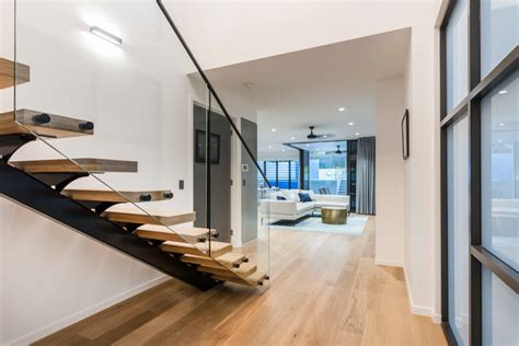Mono Stringer Staircase With Glass Balustrade Modern Staircase