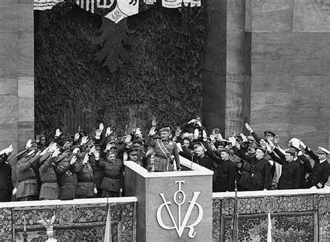 El 19 de mayo fue declarado festivo, el «día de la victoria», lo que favoreció la asistencia de público al desfile. Franco en el primer desfile de la victoria | Edición ...