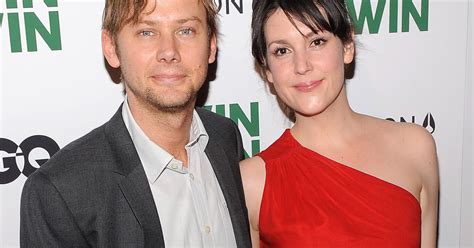 Melanie Lynskey Two And A Half Men Actress Files For Divorce Cbs News
