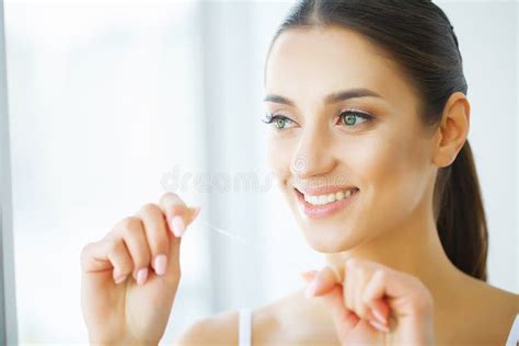 Tand Zorg Vrouw Met Mooie Glimlach Die Zijde Voor Tanden Gebruiken H Stock Foto Image Of