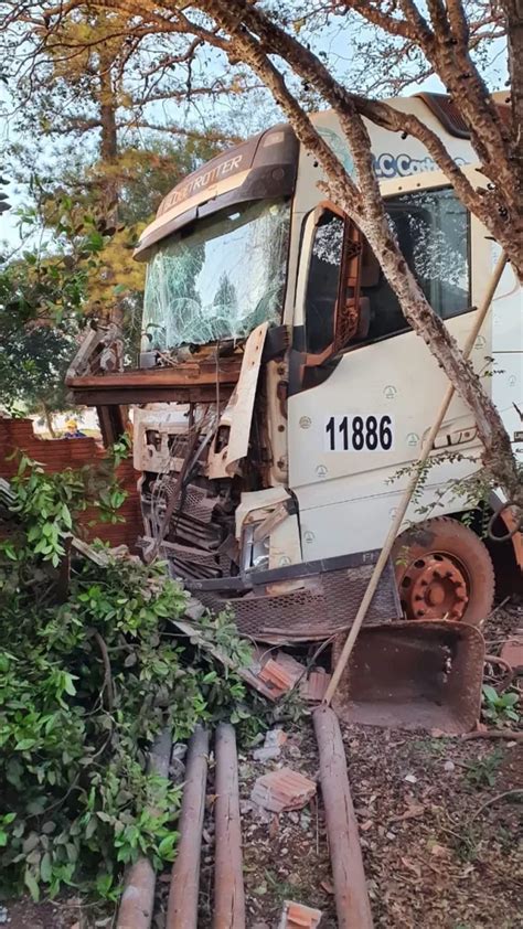 Carreta bi trem derruba muro e invade casa em Ibirarema O Rolo Notícias