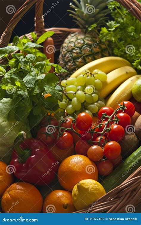 Canestro Di Vimini Con Frutta E Le Verdure Fotografia Stock Immagine