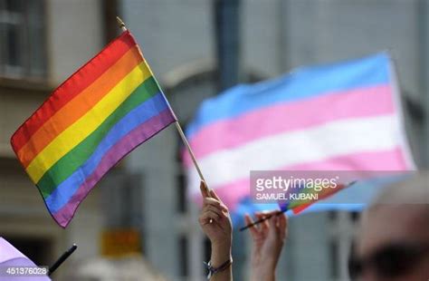 People Hold Up Rainbow Flags As They Demonstrate During The Lesbian Photo D Actualité