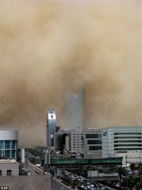 Pictured The Moment An Awe Inspiring Desert Storm Engulfed The Saudi