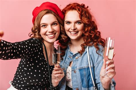 Heureuses Jeunes Femmes Prenant Selfie Avec Champagne Sur Fond Rose Vue De Face Des Filles
