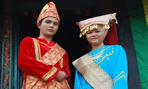 Salah satu bentuk nyata budaya indonesia dapat kita temukan dari beragam pakaian adat dari beberapa suku yang mewakili provinsi provinsi yang ada. Gambar Pakaian Adat Sunda Kartun - Namun tidak bagi pakaian adat sunda ini.