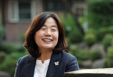 윤 의원은 오늘 오전 서울서부지검에 출석해 횡령과 배임, 기부금품법 위반 혐의와 관련한 피의자. 파탄난 30년 인연...이용수 할머니 "수요집회 성금 어디 썼나 ...