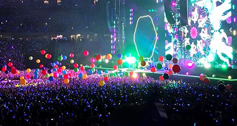 Coldplay Creates Interaction With Light Up Glowballs For A Head Full