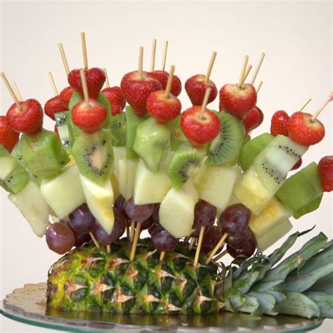 Facilissima e veloce.allora prendi la frutta e buon divertimento! Spiedini di frutta - Sfizi e Delizie