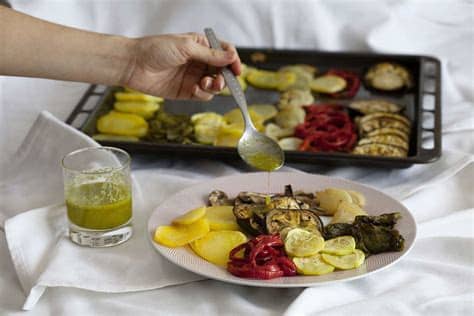 Que no queden muy crujientes, ni doradas, porque las vamos a terminar de cocinar al horno. Bandeja de verduras al horno