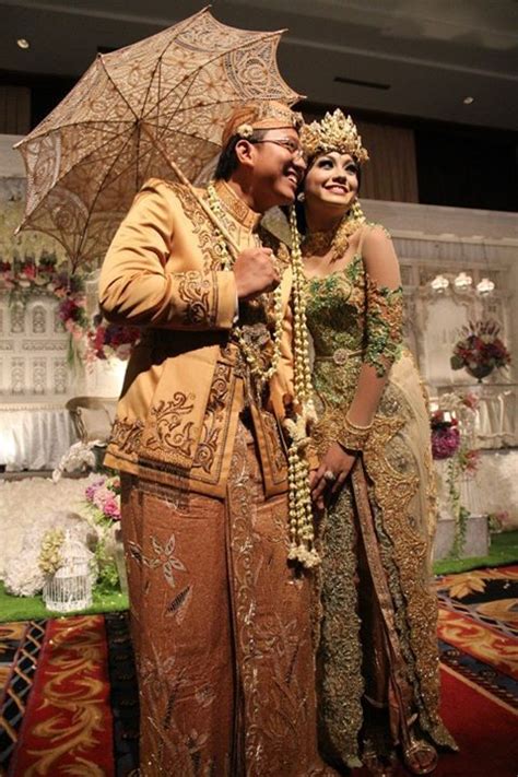 Pengantin wanita tradisi busana pengantin solo terinspirasi dari busana para bangsawan dan raja keraton kasunanan surakarta dan istana mangkunegaran, jawa tengah. Mahkota pada pengantin perempuan dalam pernikahan adat ...