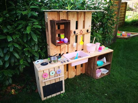 Aus und mit paletten kann man sein ganzes aus paletten kann man außer geld, noch gut platz sparen. Matschküche selber bauen - Aus Paletten & Obstkisten ...