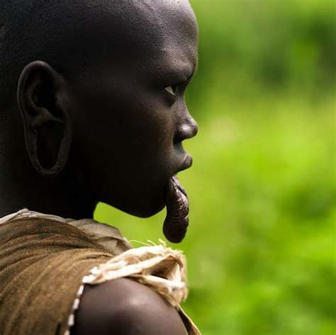 非洲原始部落女子以嘴大为美原始部落盘子凤凰健康