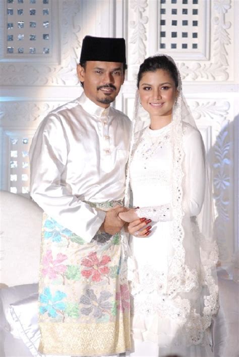 Nmpknye ben amir xckup popular di mlysia sbb thp kecaman yg heols terima adlh dlm kadar biasher biasher jer.untungler. Wazzzup...~: ~...PeRkAhWiNaN LiSa & YuSrI...~