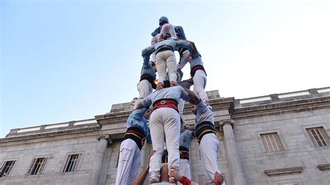 Se Eleve Torre Humana En Barcelona Por El Festival Santa Eulalia Cgtn