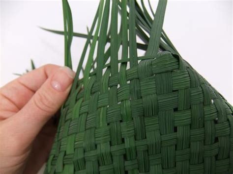 Tutorials Weaving A Diagonal Green Grass Basket
