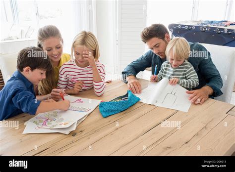 Eltern Und Drei Kinder Fotos Und Bildmaterial In Hoher Auflösung Alamy