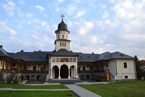 Biserica a fost ctitorită către anul 1620 de către boierul ionașcu ghenghea. Manastirea Sf. Ilie (Toplita) - 2020 All You Need to Know ...