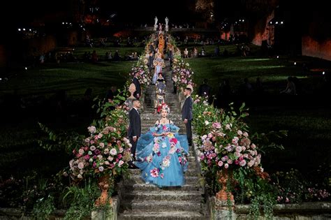 Dolce &gabbana est le rêve d'une marque de luxe qui se distingue par son originalité stylistique. Dolce & Gabbana holds world's first fashion event since ...