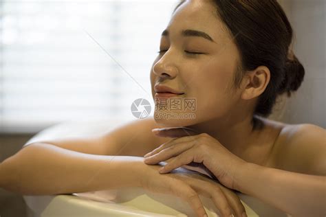 浴缸里泡澡享受的年轻女子高清图片下载 正版图片502343189 摄图网