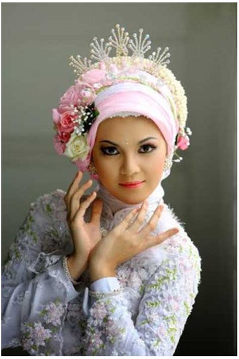 cara memakai jilbab pengantin modern dengan mahkota bunga