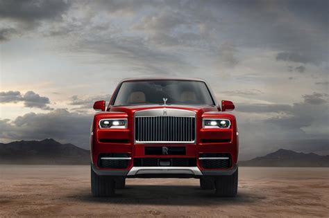 It'll catch you off guard at first, but i promise, those pops and burbles are coming from the cullinan, not some other car. photo ROLLS-ROYCE CULLINAN SUV 2020 - Motorlegend.com