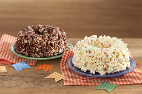 1 mesa arrumada com lista das 10 melhores comidas de festa junina. Receita de Bolo de pipoca para festa junina