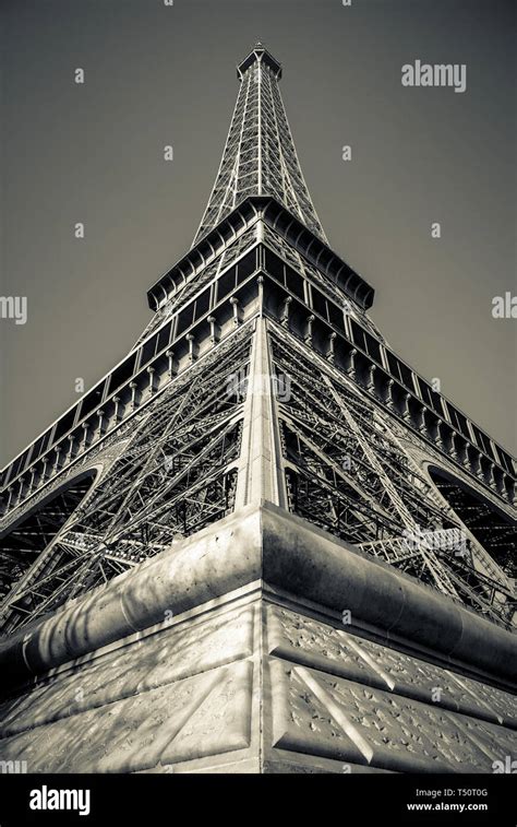 Eiffel Tower Symmetrical Hi Res Stock Photography And Images Alamy