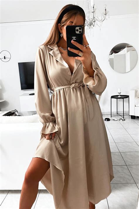 Adaptée à toutes les morphologies. Robe mi-longue beige satinée décolleté en V - Brentiny Paris